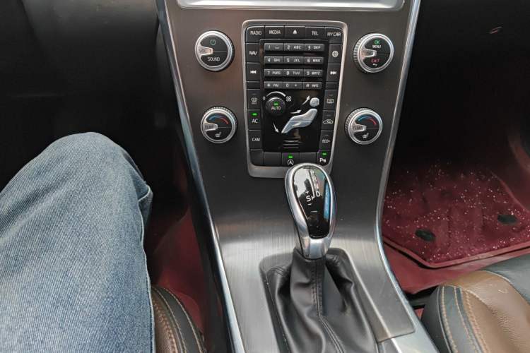 Used Volvo XC60 2015 T5 Smart Upgrade Model Gear Lever