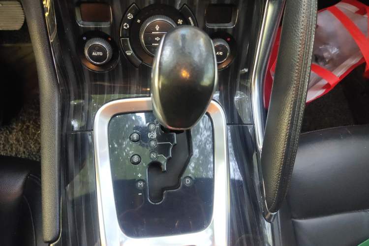 Used Peugeot 3008 2015 1.6THP Automatic Prestige Edition Gear Lever