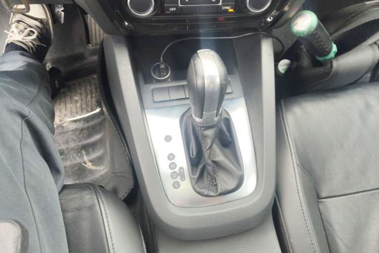 Used Volkswagen Sagitar 2014 Revised Version 1.4TSI Automatic Luxury Edition Gear Lever