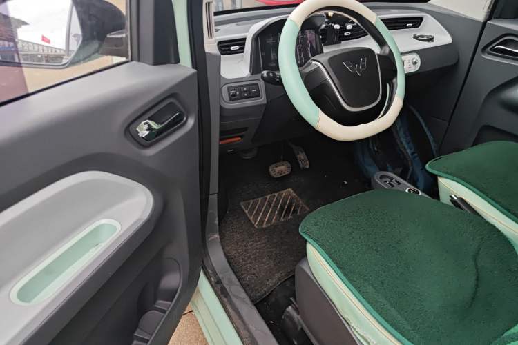 Used Wuling Hongguang MINIEV 2022 Macaron Premium Model – Lithium Iron Phosphate Driver Seat