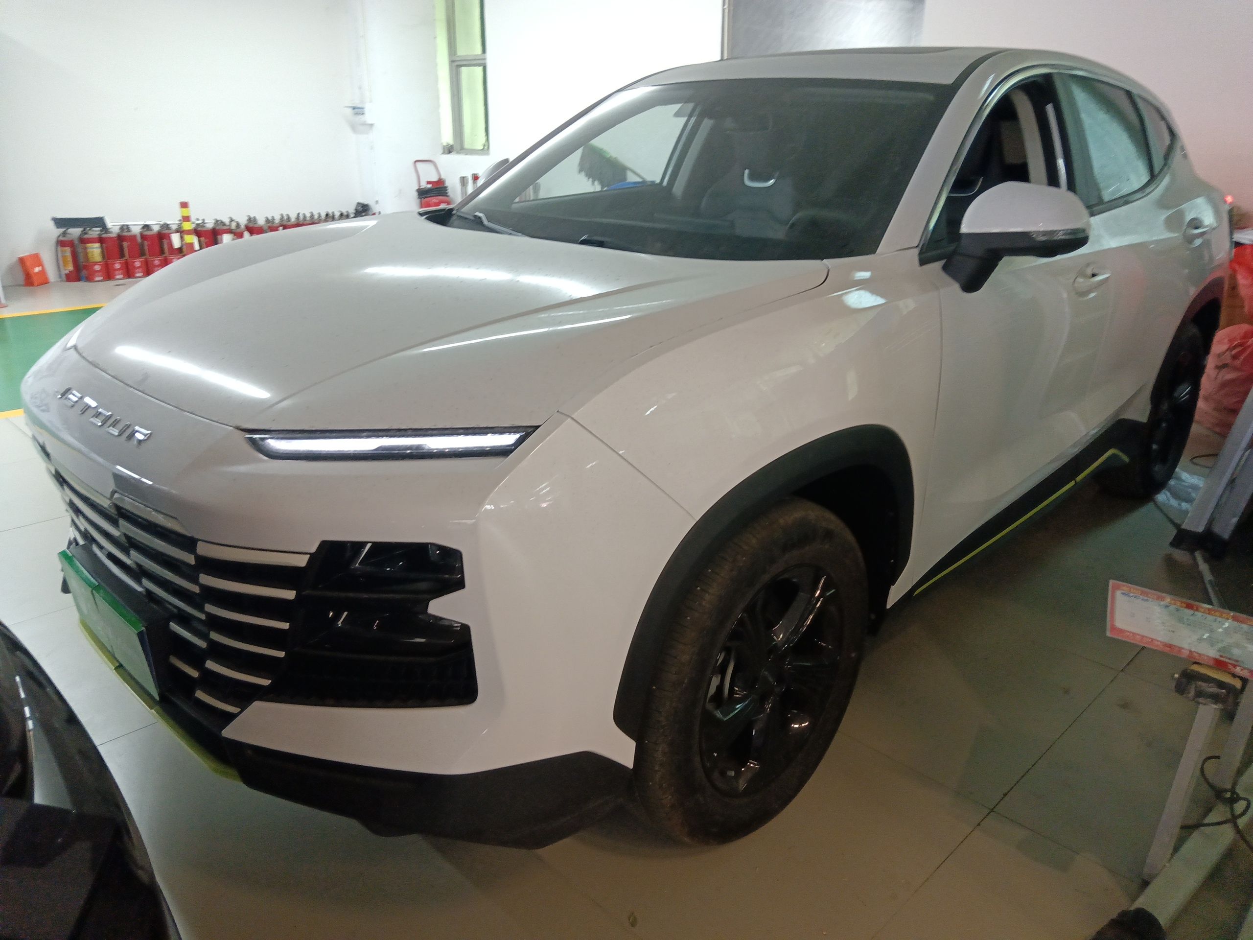 تحت مقدمة السيارة