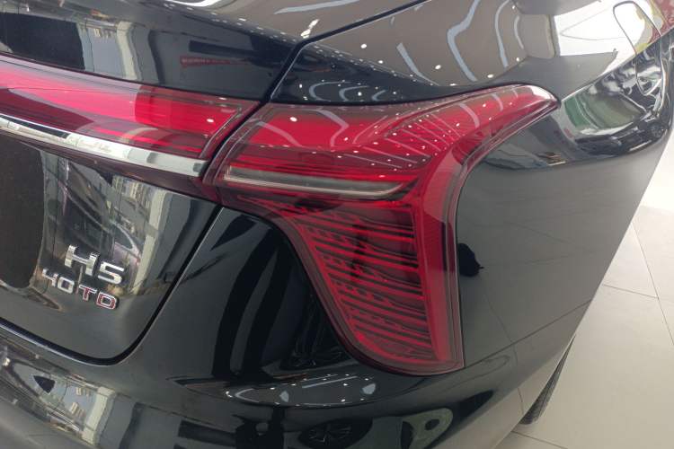 Used Hongqi H5 2025 2.0T Automatic Flag Edition – 500 000 Units Commemorative Version