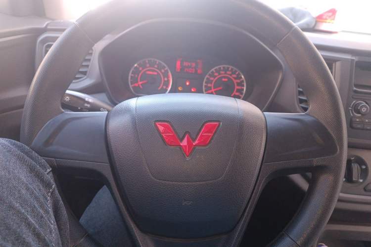 Used Wuling Hongguang V 2022 1.5L Jingqu Edition Electric-Assist LAR Steering Wheel