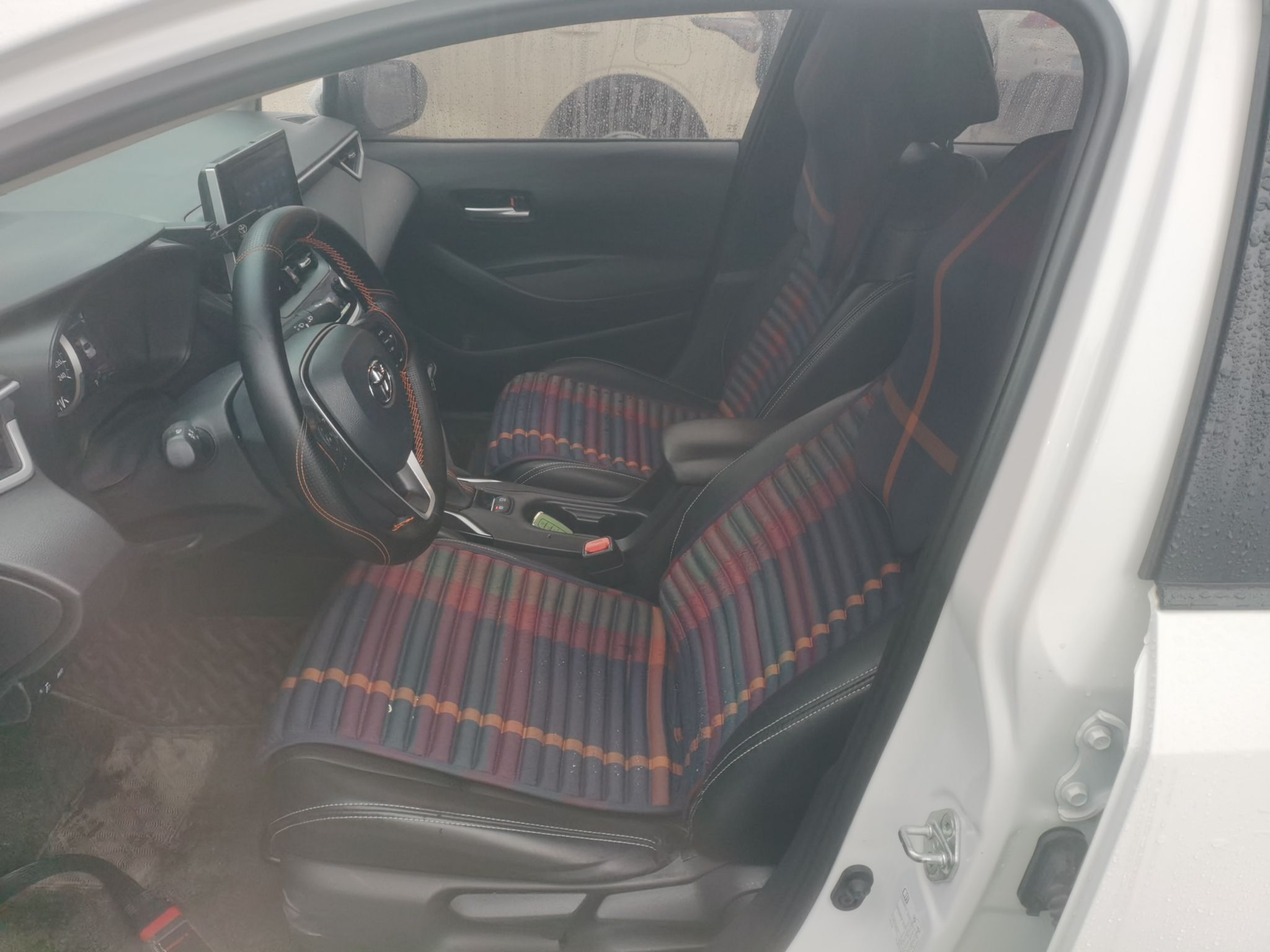 المقاعد الأمامية داخل السيارة