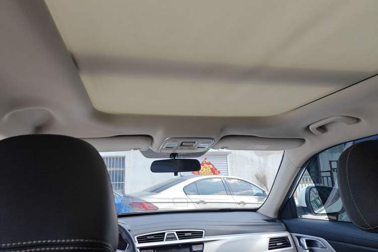 Used Geely Auto Emgrand X7 Sport 2018 1.8TD Automatic Two-Wheel Drive Smart Connect 4G Internet Edition Headliner