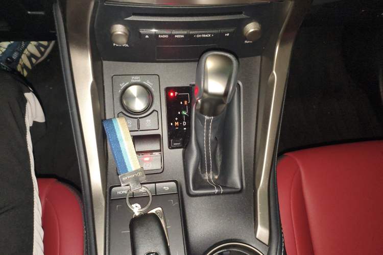 Used Lexus NX 2020 200 Front-Wheel Drive Vmotion Edition China VI Standard Gear Lever