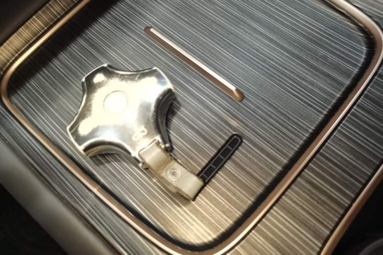 Used Dongfeng eπ eπ008 2024 210Max Range-Extended Version 6 Seats Vehicle Key