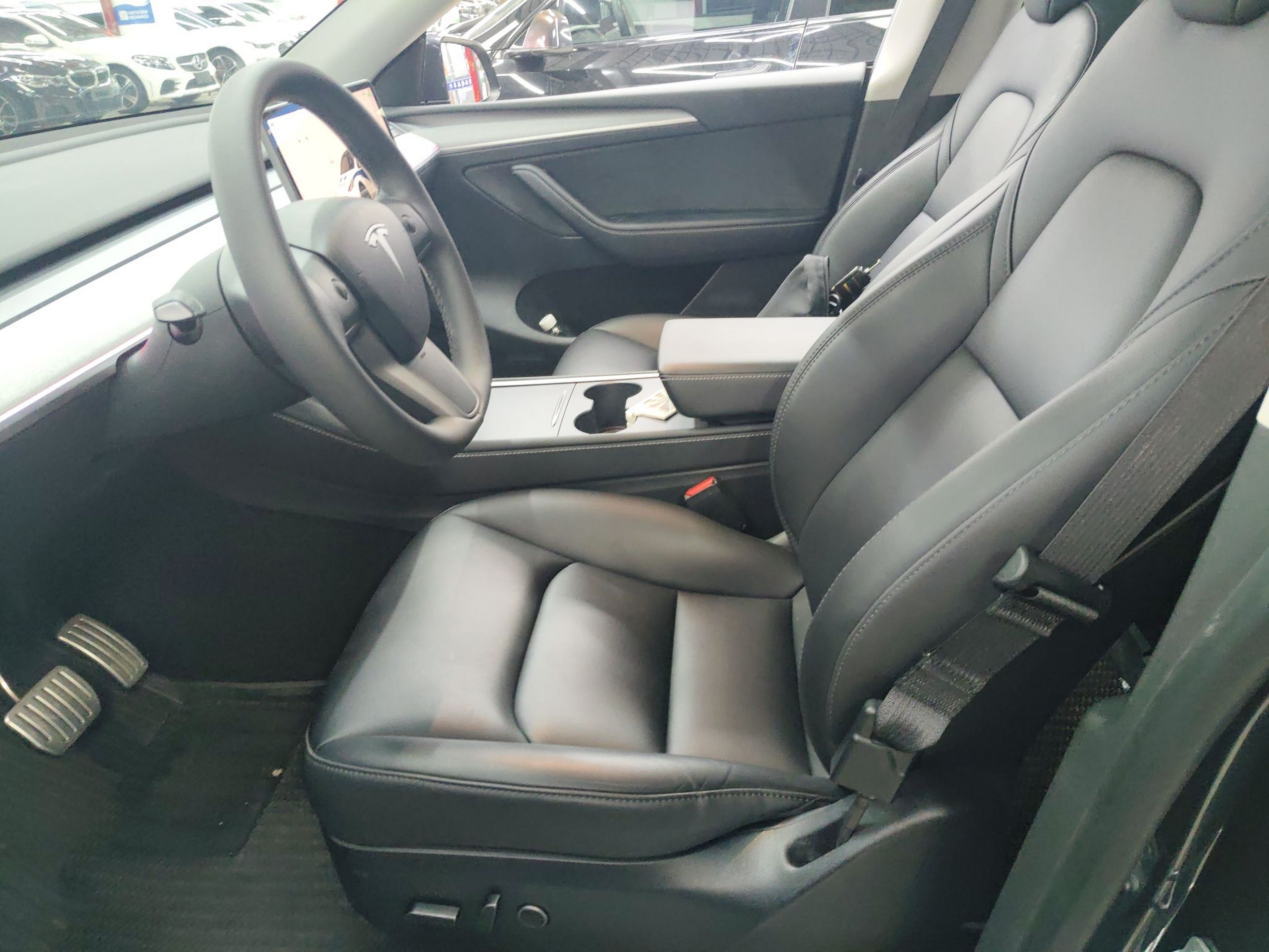 المقاعد الأمامية داخل السيارة