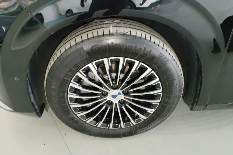 Used Denza D9 2025 DM-i Smart Drive 1020 Four-Wheel Drive Deluxe Model
