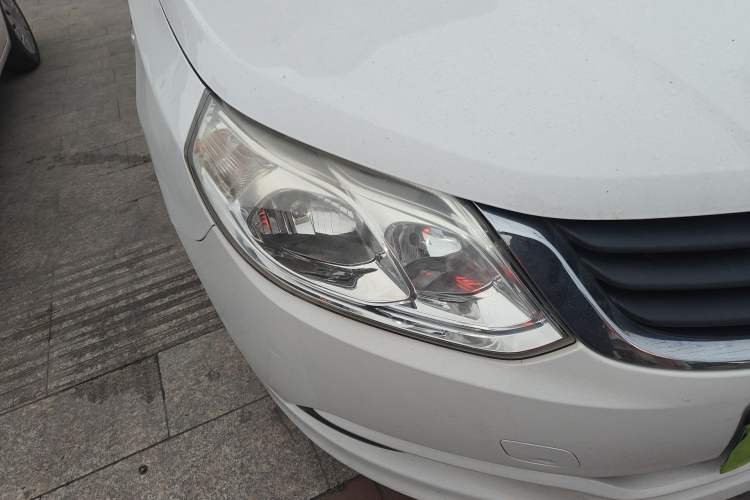 Used Baojun 630 2014 1.5L manual standard version Right Front Headlight