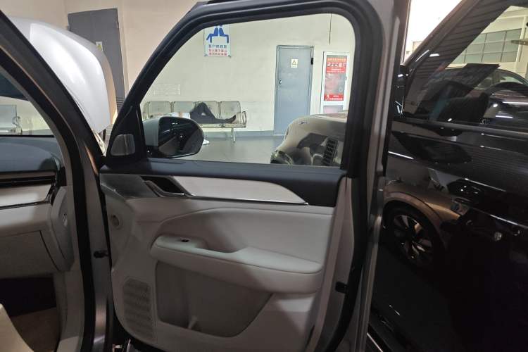 Used Volvo EM90 2025 Ultra Six-Seater