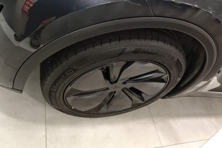 Used Tesla Model Y 2025 Long-Range All-Wheel-Drive Version
