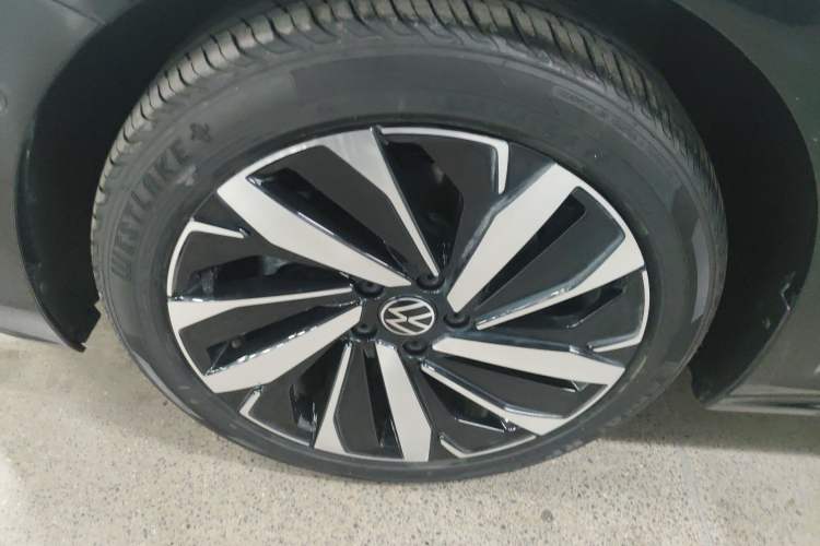Used Volkswagen Passat 2023 Facelift 330TSI Luxury Edition Left Front Wheel Hub