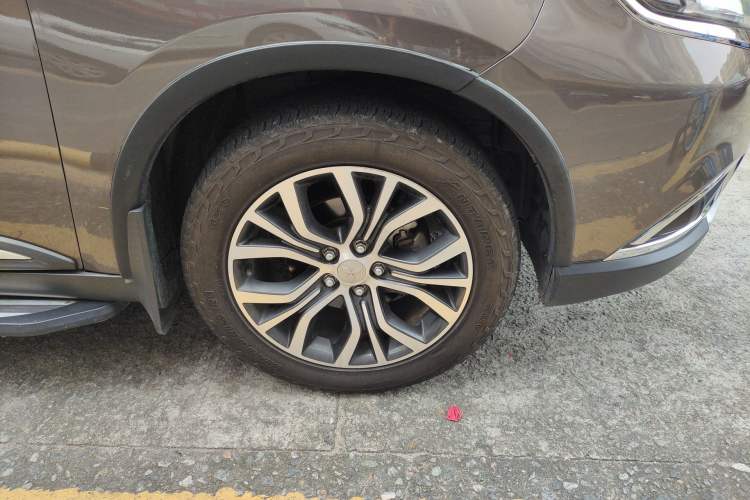 Used Mitsubishi Outlander 2018 2.0L Two-Wheel Drive Glory Edition 5 Seats Right Front Wheel Hub