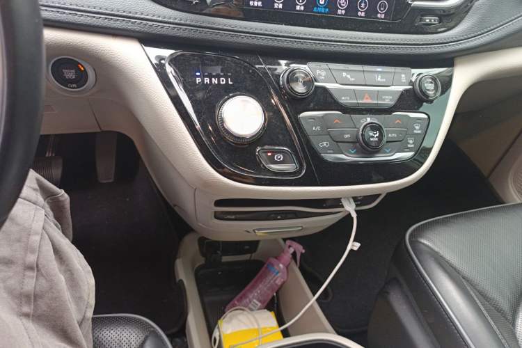 Used Chrysler Grand Voyager 2017 3.6L Premium Edition Gear Lever