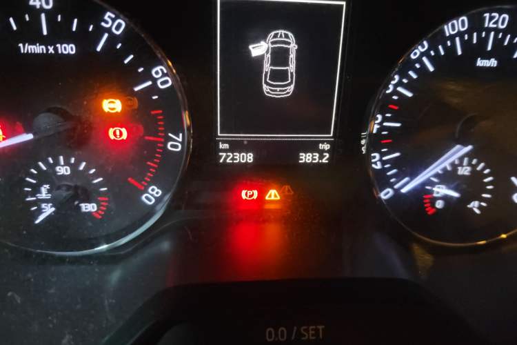 Used Skoda Octavia 2015 1.4TSI DSG Yijun Edition Odometer Close Up