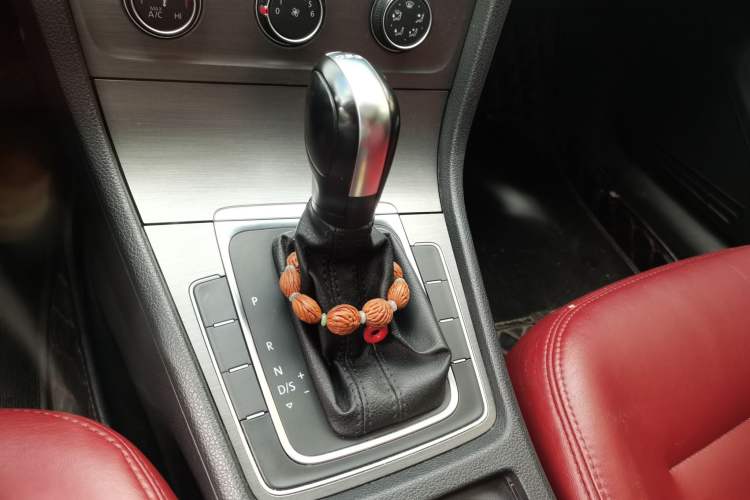 Used Volkswagen Golf 2016 230TSI Automatic Comfort Version Gear Lever