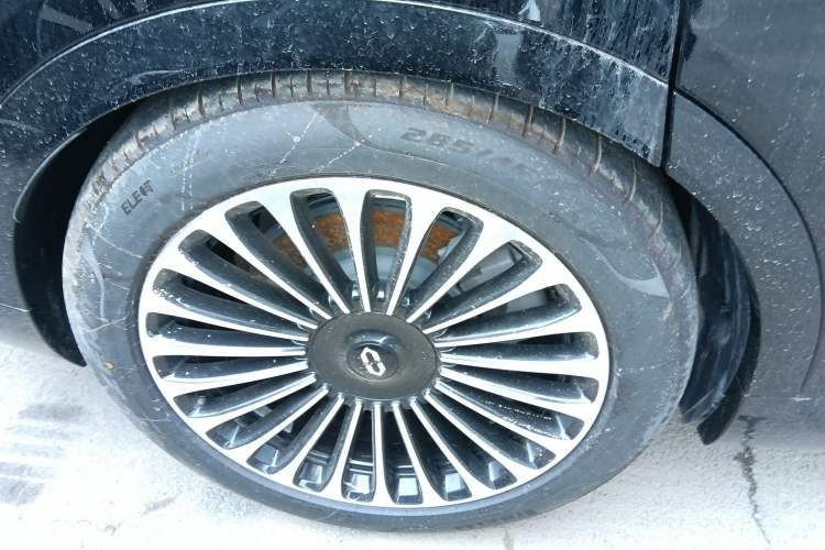 Used Hima AITO M9 2025 Extended-Range Ultra Version 52 kWh 6-Seater Right Rear Wheel Hub