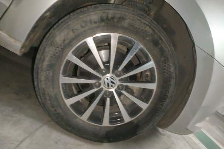 Used Volkswagen Jetta 2013 1.4L Manual Fashion Model Right Front Wheel Hub
