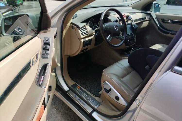 Used Mercedes-Benz R-Class 2017 R 320 4MATIC Business Edition Prestige Model
