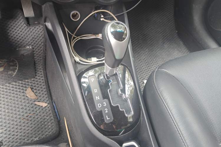 Used Kia K2 2012 Hatchback 1.6L AT Premium Gear Lever