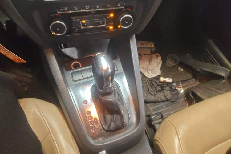 Used Volkswagen Sagitar 2012 1.8TSI Automatic Flagship Edition Gear Lever