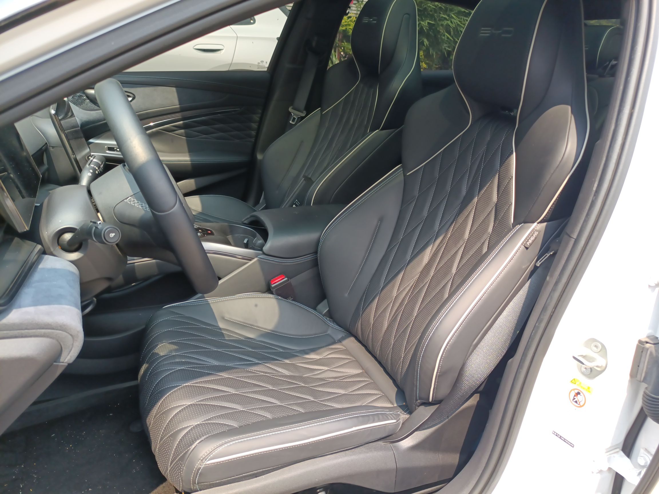 Переднее сиденье в автомобиле