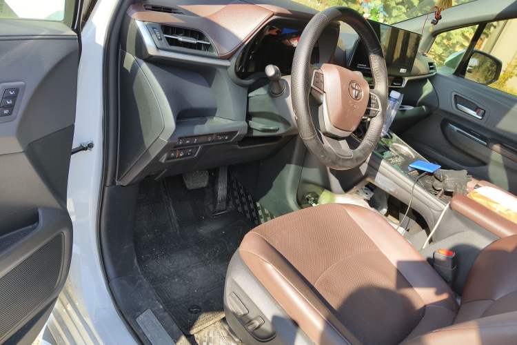 Used Toyota Granvia 2024 2.5L Hybrid Prestige PLUS Four-Wheel Drive Version
