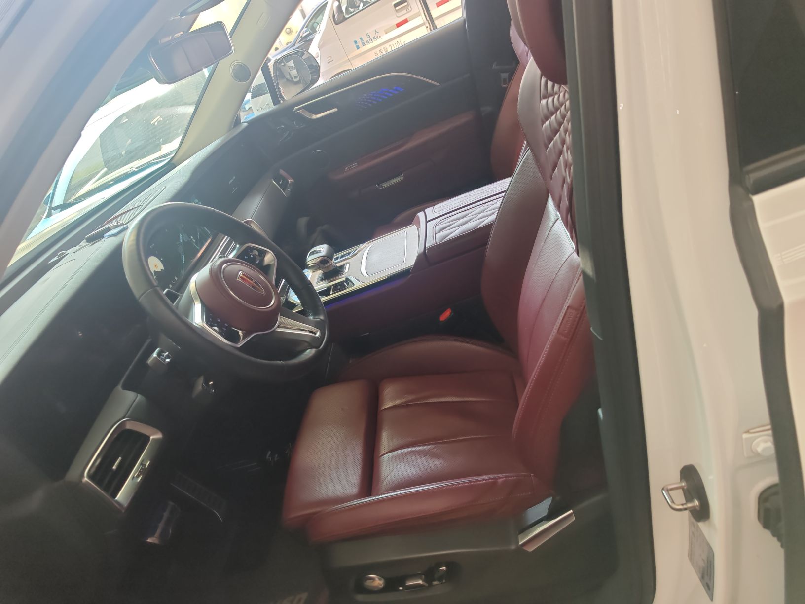 المقاعد الأمامية داخل السيارة