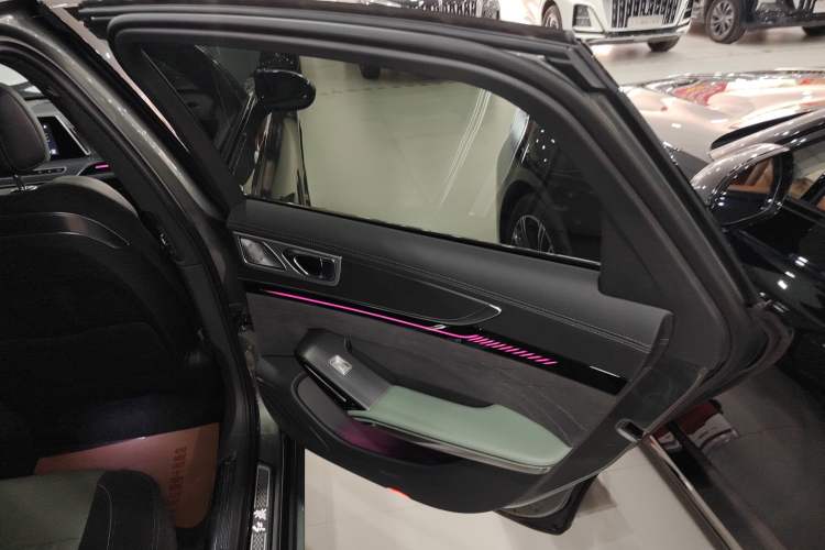 Used Hongqi H9 2024 2.0T Qixiang Private Style Edition
