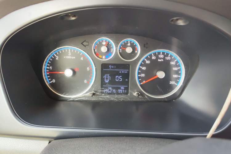 Used Foton Toano 2023 2.5T Manual Jixiang Van Extended Wheelbase Mid-Roof Design with Rear Dual Tires 3-Seater