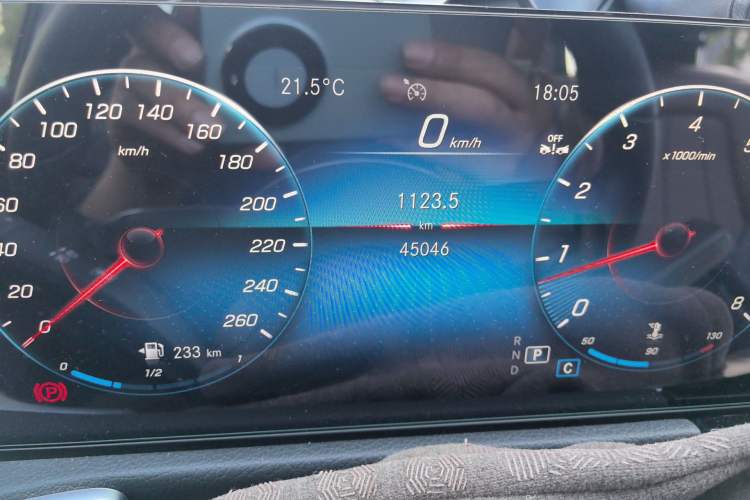 Used Mercedes-Benz GLB 2023 GLB 220 Sport Edition Odometer Close Up