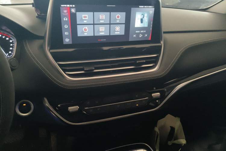 Used SAIC MAXUS G20 2020 2.0T Gasoline Automatic ZhiZun Edition Audio And AC Panel