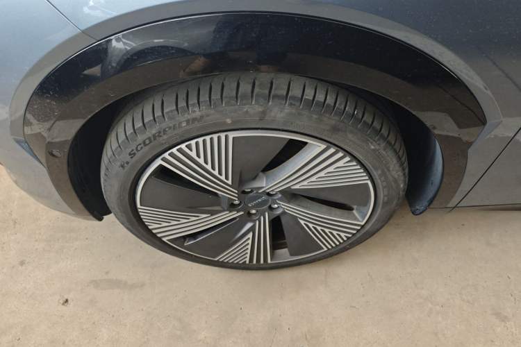 Used Lynk & Co 08 EM-P 2025 220 km All-Wheel-Drive Performance Halo Exterior 4