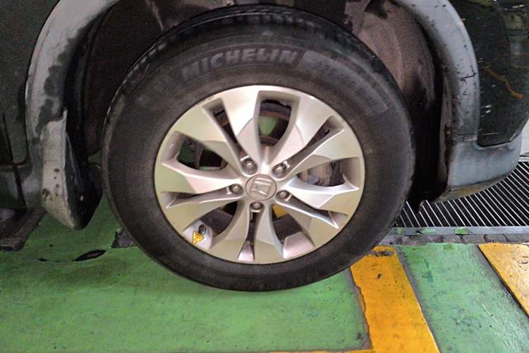 Used Honda CR-V 2013 2.4L two-wheel drive luxury version Right Front Wheel Hub