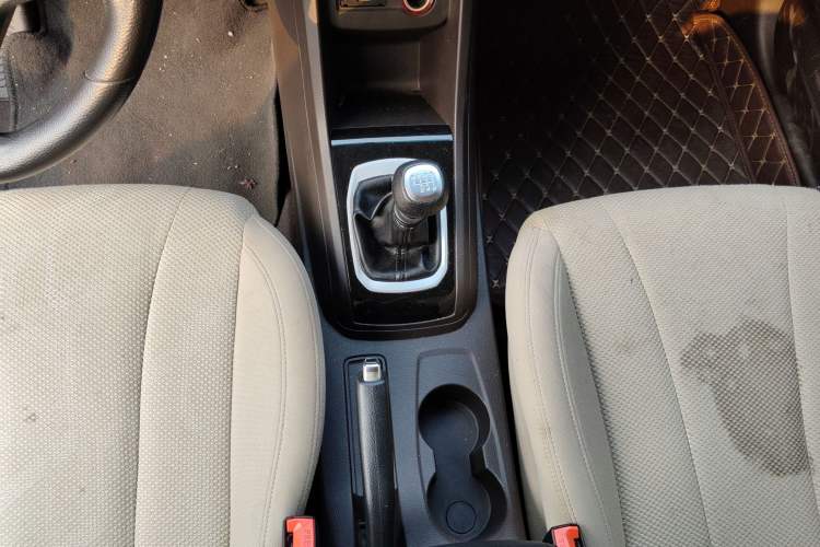 Used Baojun 310W 2017 1.5L Manual Comfort Version China V Gear Lever