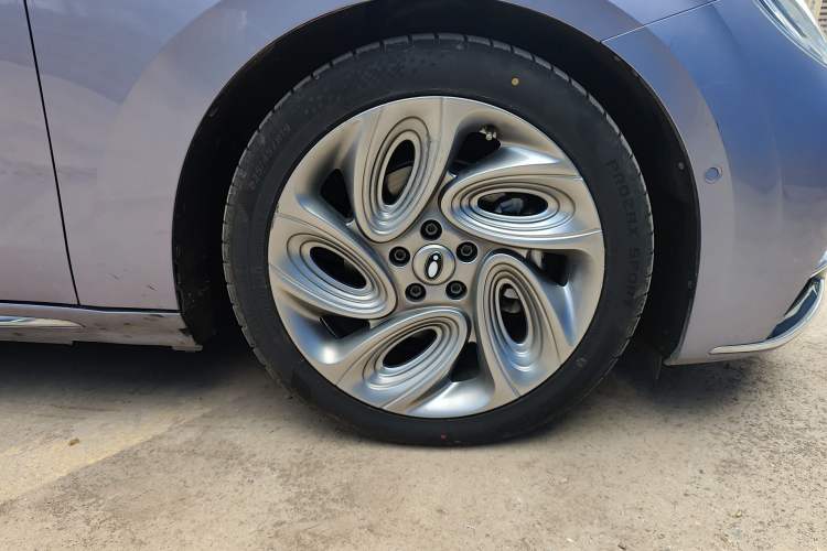 Used ORA Lightning Cat 2022 555 km Luxury Edition Right Front Wheel Hub