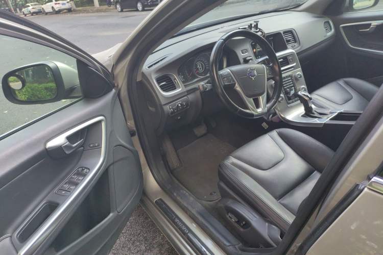 Used Volvo S60 2015 S60L 2.0T Zhiyuan Edition
