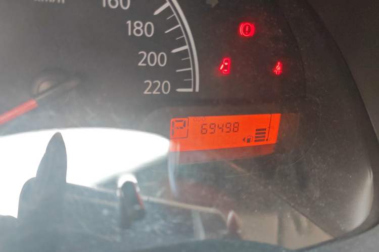 Used Nissan Sunny 2015 1.5XE CVT Comfort Edition Odometer Close Up