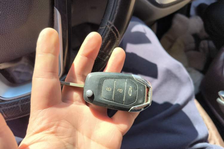 Used SAIC MAXUS Xintu V90 2020 2.0T AMT Yunjie Edition Front-Wheel Drive Rear Single Tire Short Wheelbase High Roof 6-Seater