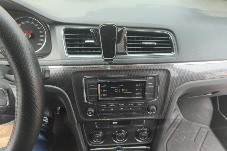 Used Volkswagen Cross Lavida 2014 1.6L Automatic Audio And AC Panel