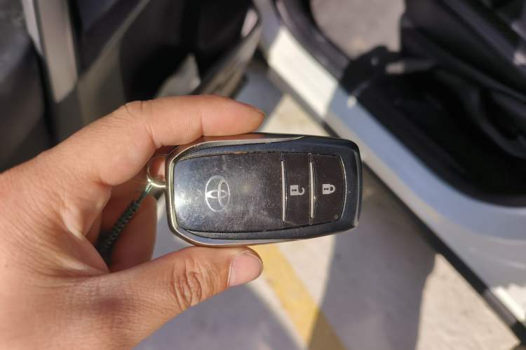 Used Toyota RAV4 2016 2.0L CVT Two-Wheel Drive Fashion Edition China V Standard
