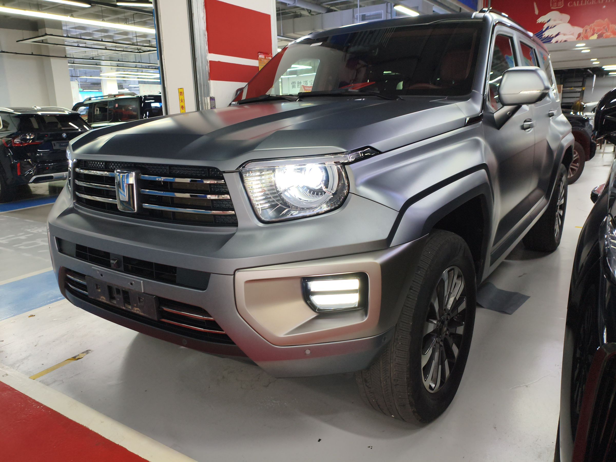 تحت مقدمة السيارة