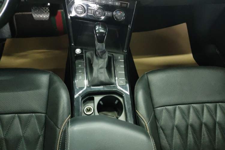 Used Volkswagen Passat 2019 330TSI Luxury Edition China VI Standard
