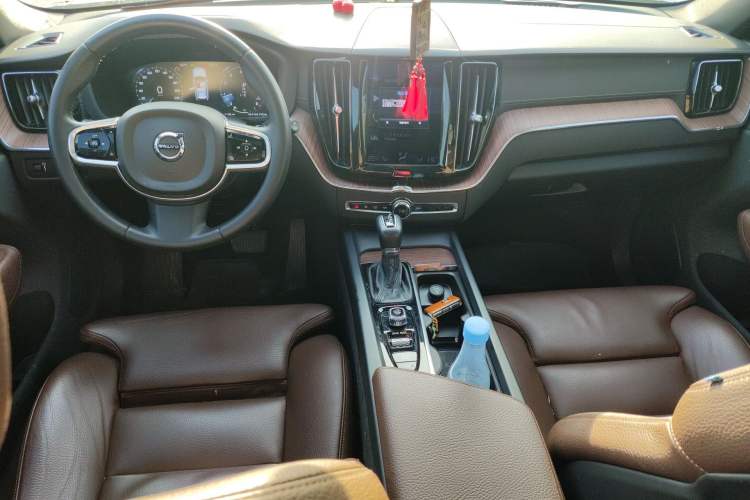 Used Volvo XC60 2021 T5 4x4 Smart Luxury Edition Center Console
