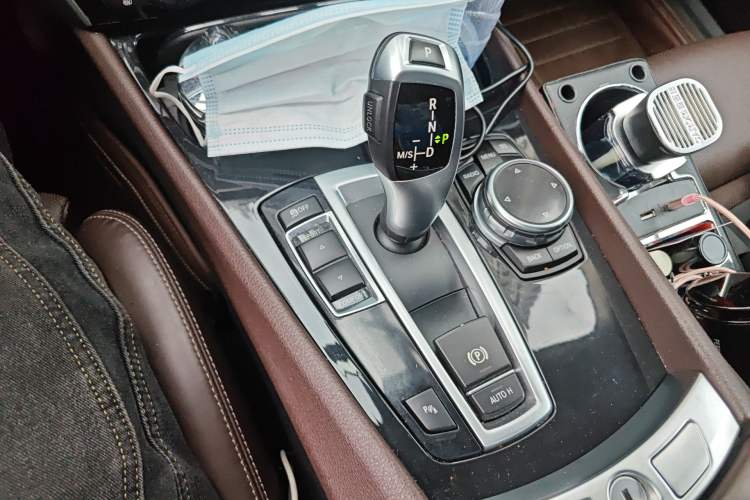 Used BMW 5 Series GT 2014 535i Luxury Edition Gear Lever