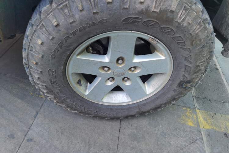 Used Jeep Wrangler 2015 2.8TD Sahara Four-Door Comfort Edition Right Front Wheel Hub