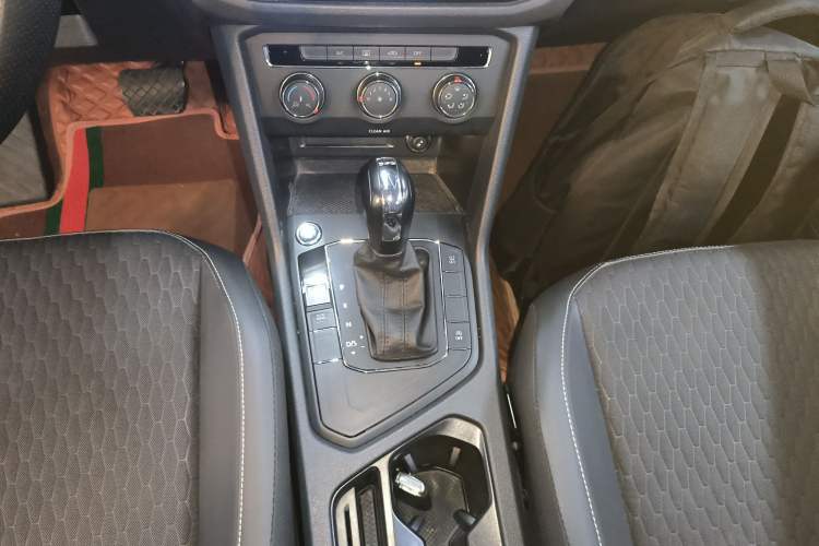 Used Volkswagen Tiguan L 2019 330TSI Automatic Two-Wheel Drive Luxury Edition China V Standard Gear Lever