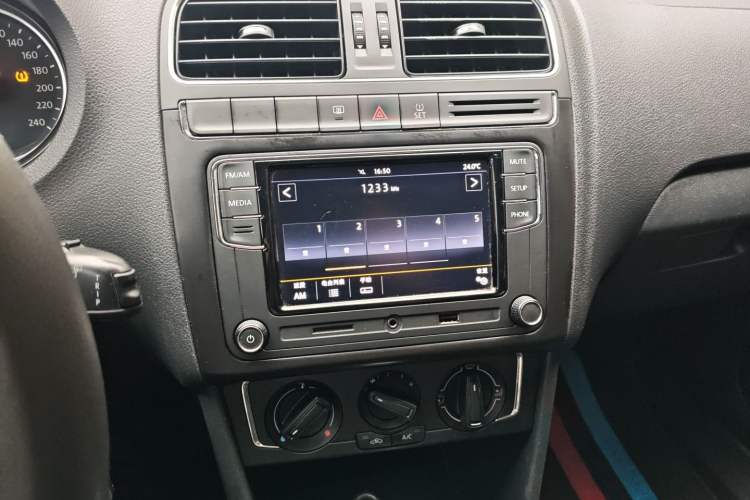 Used Volkswagen Polo 2014 1.6L Automatic Comfort Edition Audio And AC Panel