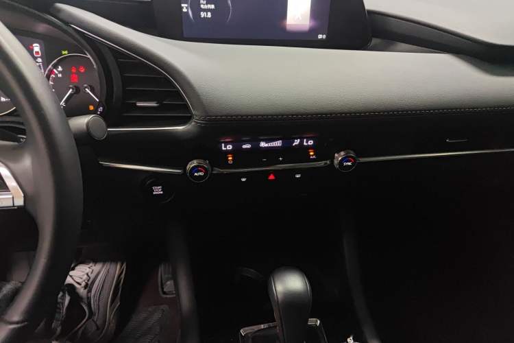 Used Mazda 3 Axela 2023 2.0L Automatic Zhiya Edition Audio And AC Panel